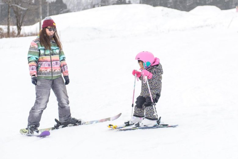 家族でスキーを楽しむにはフリースタイルなスキーがおすすめ